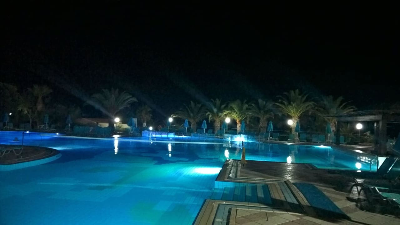 Poolanlage bei Nacht Iberostar Waves Creta Panorama & Mare