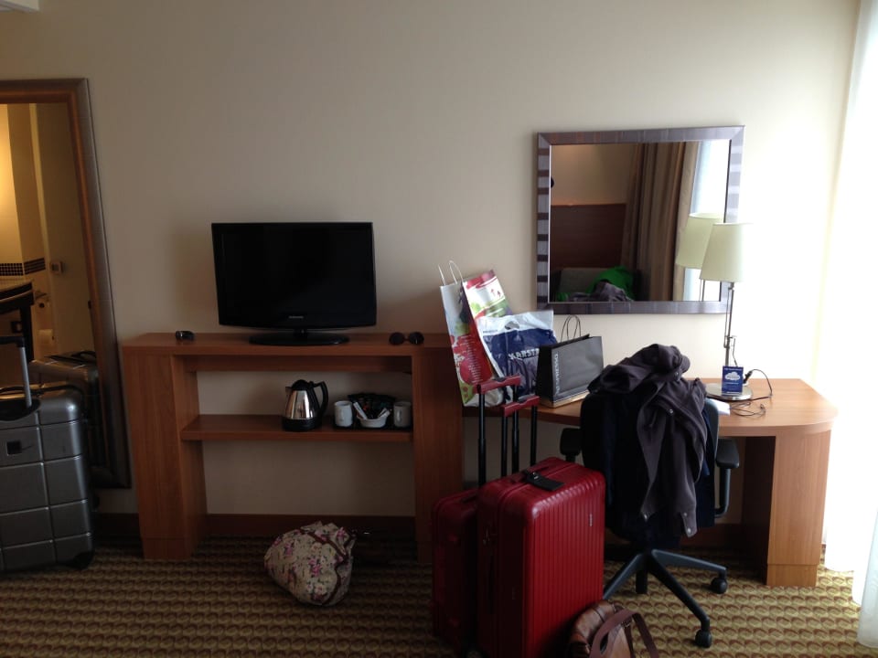 Fernsehr und Schreibtisch Hampton by Hilton Berlin City West