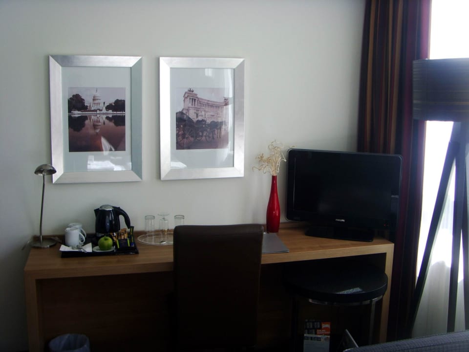 Schreibtisch mit TV, Wasserkocher usw. ACHAT Hotel München Süd