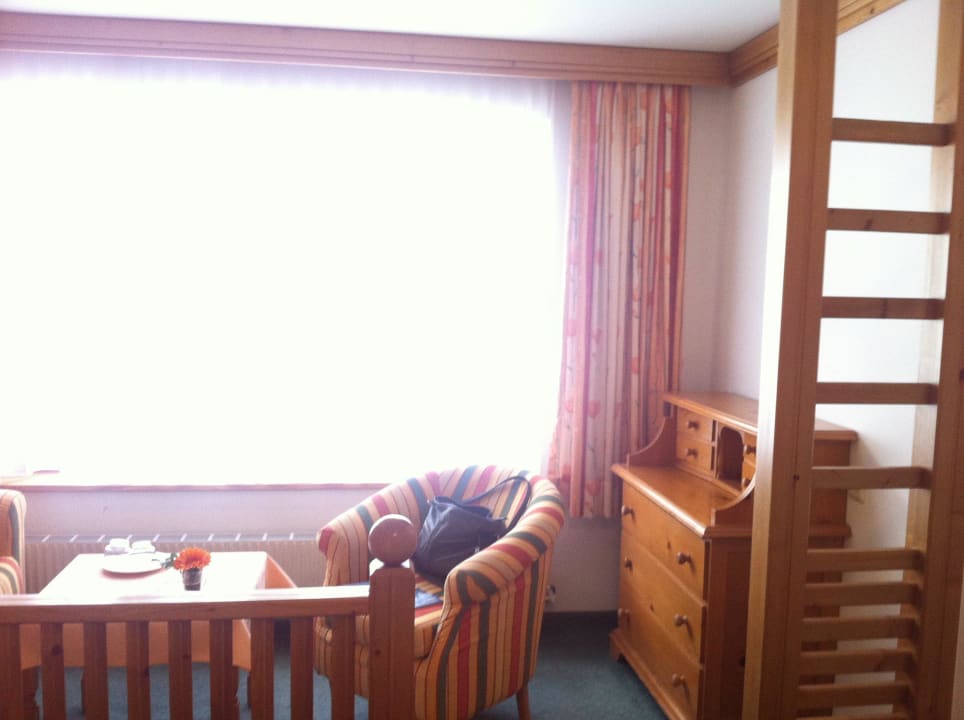 Abgetrennter Wohnbereich im Zimmer BergSpa & Hotel Zamangspitze