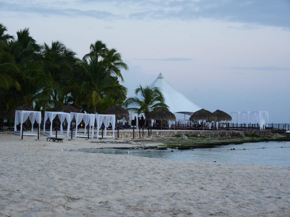 Viva Café bei Tag mit anliegendem VIP Strandbereich Hotel Viva Dominicus Palace by Wyndham-All Inclusive Resort
