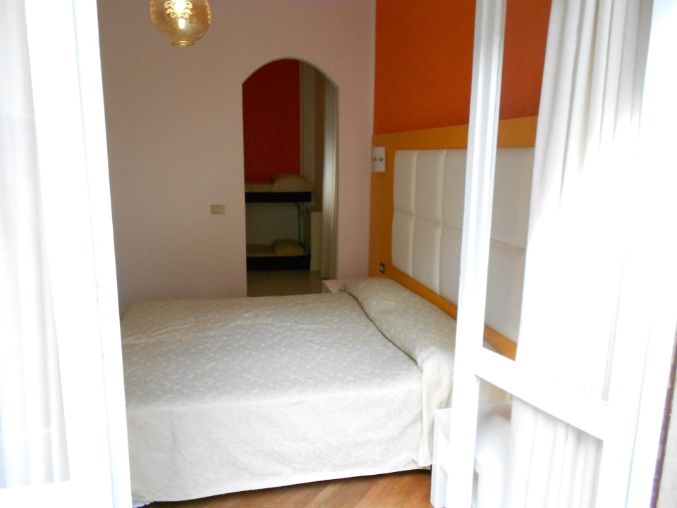 Blick vom Balkon ins Zimmer mit Stockbett  Hotel Affittacamere Via Mazzini