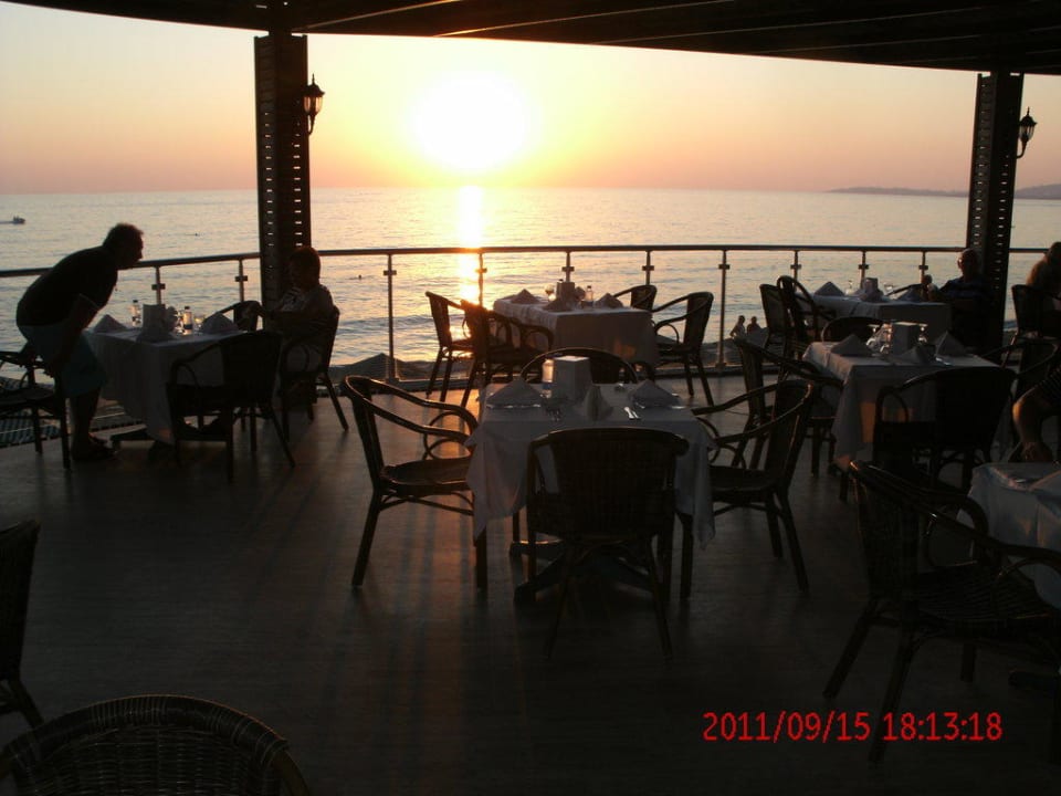 Sonnenuntergang beim Abenddinner Aska Hotel Just in Beach