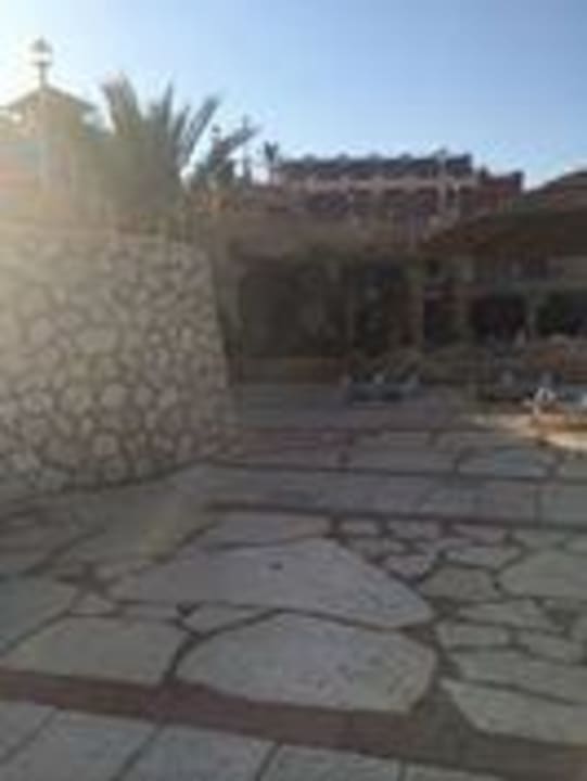 Droga do baru i kamienisty bar Hotel Faraana Heights Resort