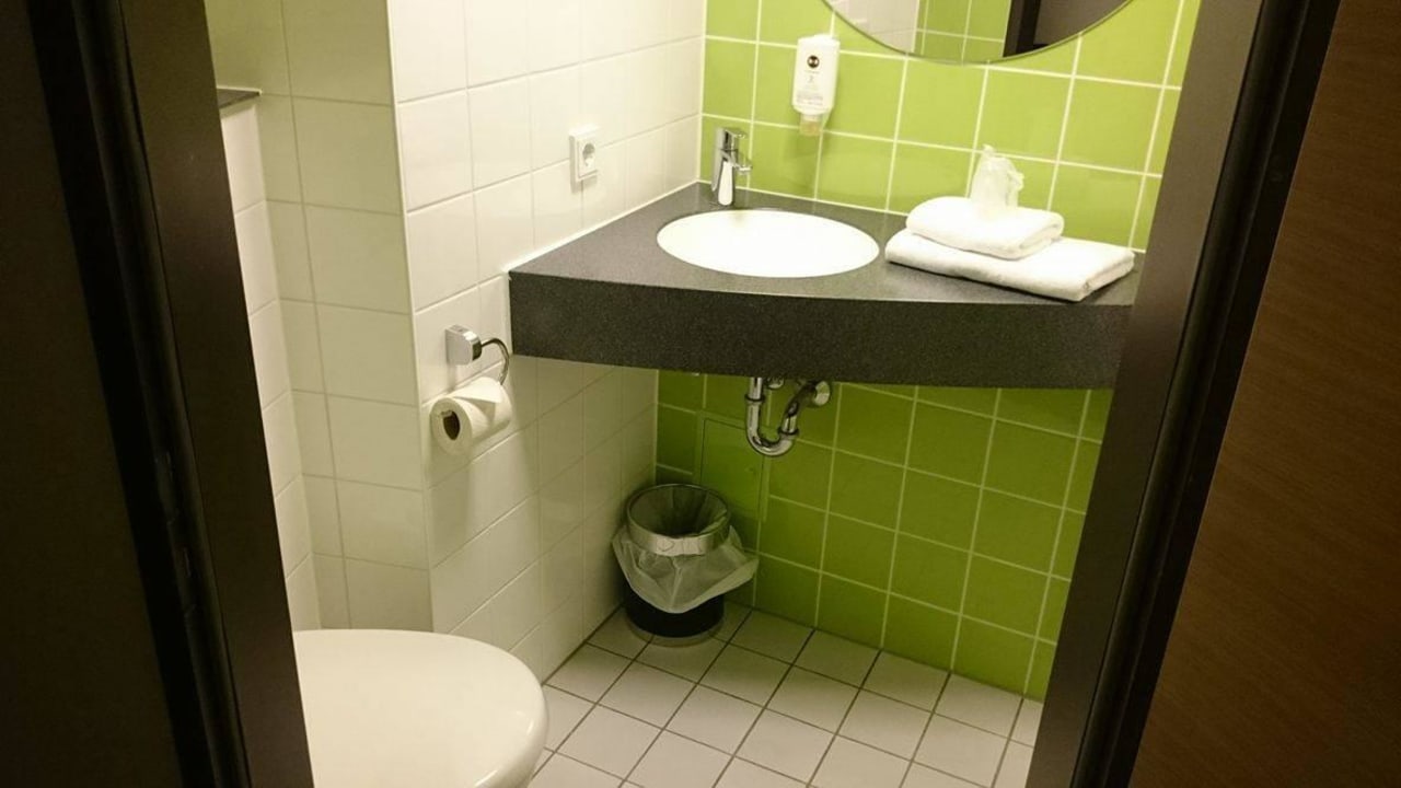 Bad mit Toilette B&B Hotel Freiburg-Süd