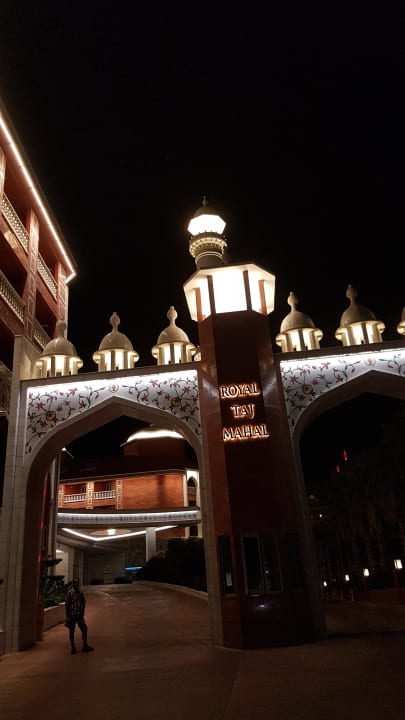 Toller Eingang Royal Taj Mahal Hotel