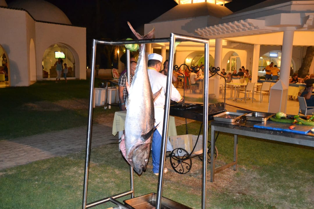 Lecker gegrillter Fisch Monarque Club Rivage