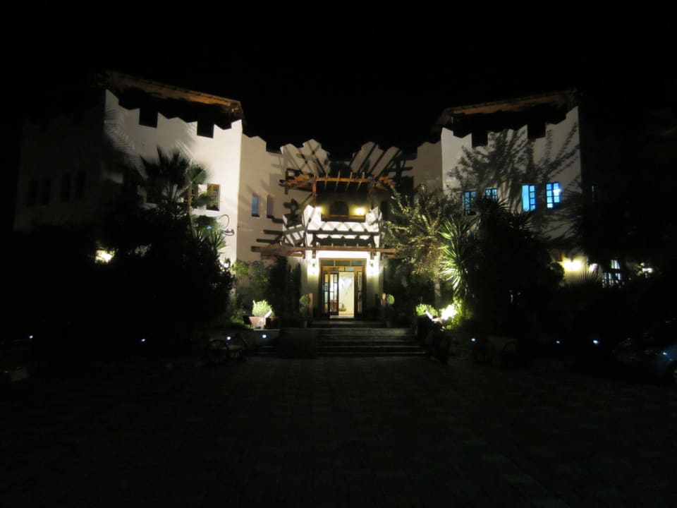 Hoteleingang bei Nacht Gaia Garden Hotel