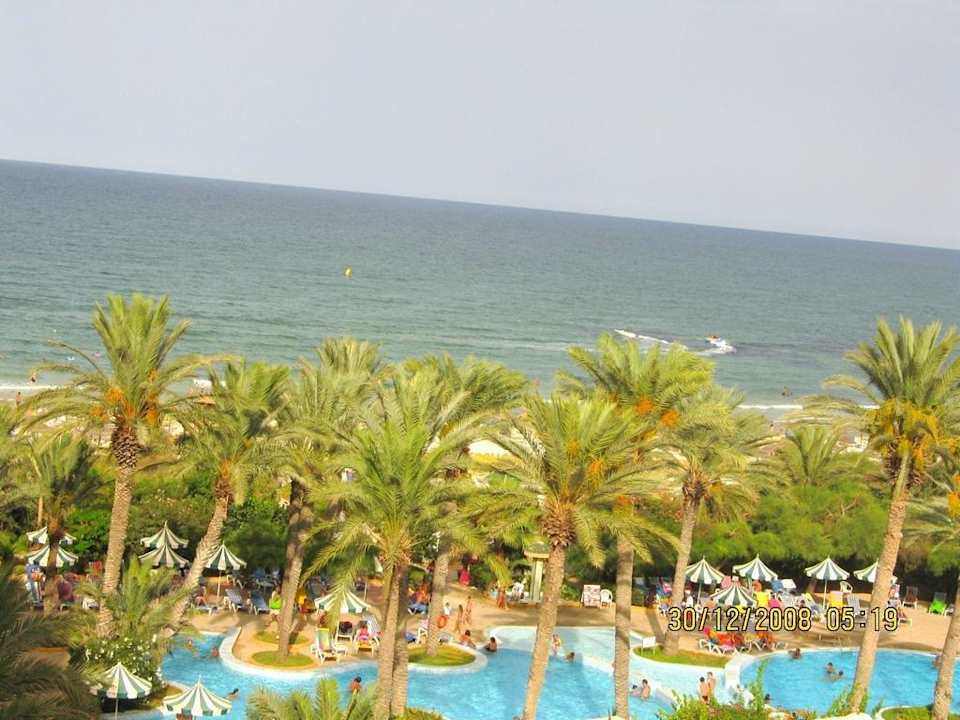 Blick über die Poolanlage zum Strand El Ksar Resort & Thalasso