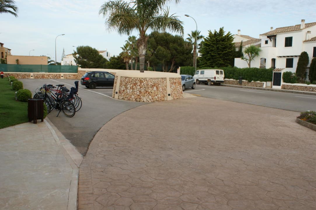 Zufahrt und Parkplätze La Quinta Menorca By PortBlue Boutique