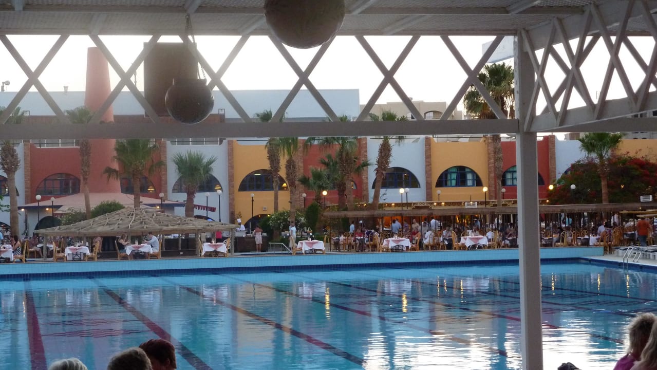 Abendessen am Pool Arabia Azur Resort