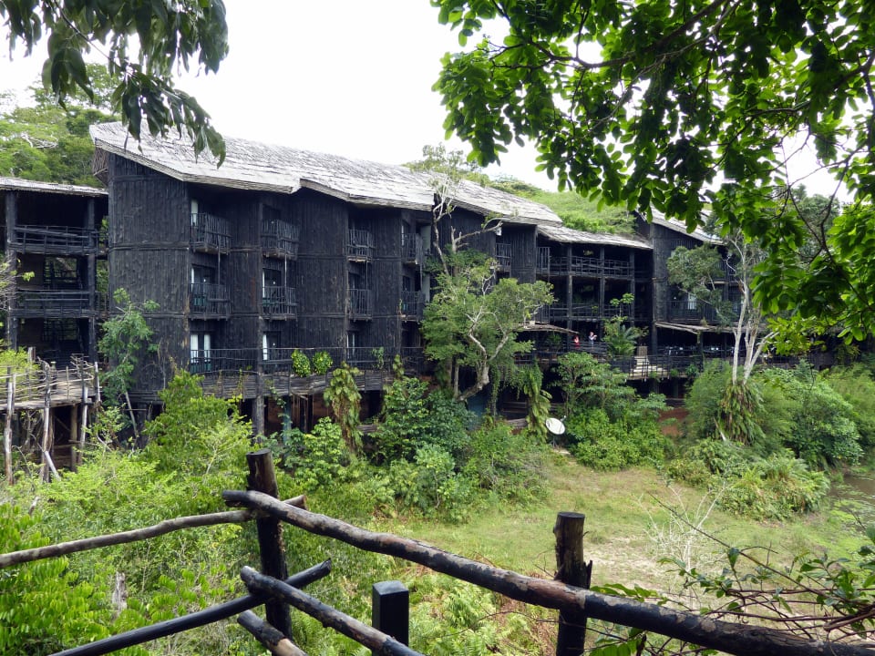 Blick vom Weg auf die Lodge Shimba Hills Lodge