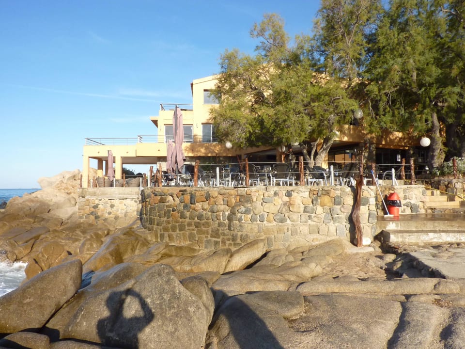 Blick vom Strand zur Hotelterrasse Hotel & Residence Abbartello