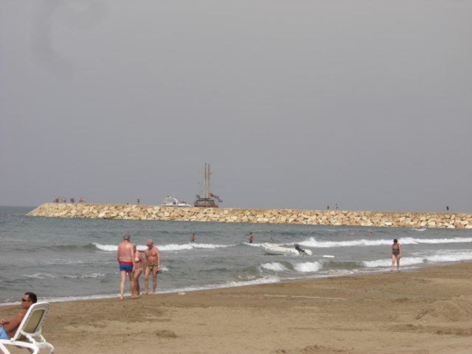 Der Strand mit der neuen Anlegestelle für Boote! Hotel Royal Dragon
