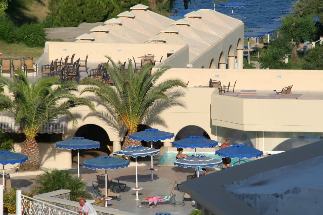 Basen i jeden z pool barów Lindos Royal Resort