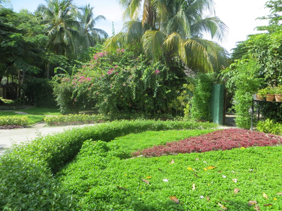 Unterwegs in der Gartenanlage Adaaran Select Hudhuran Fushi - Premium All Inclusive