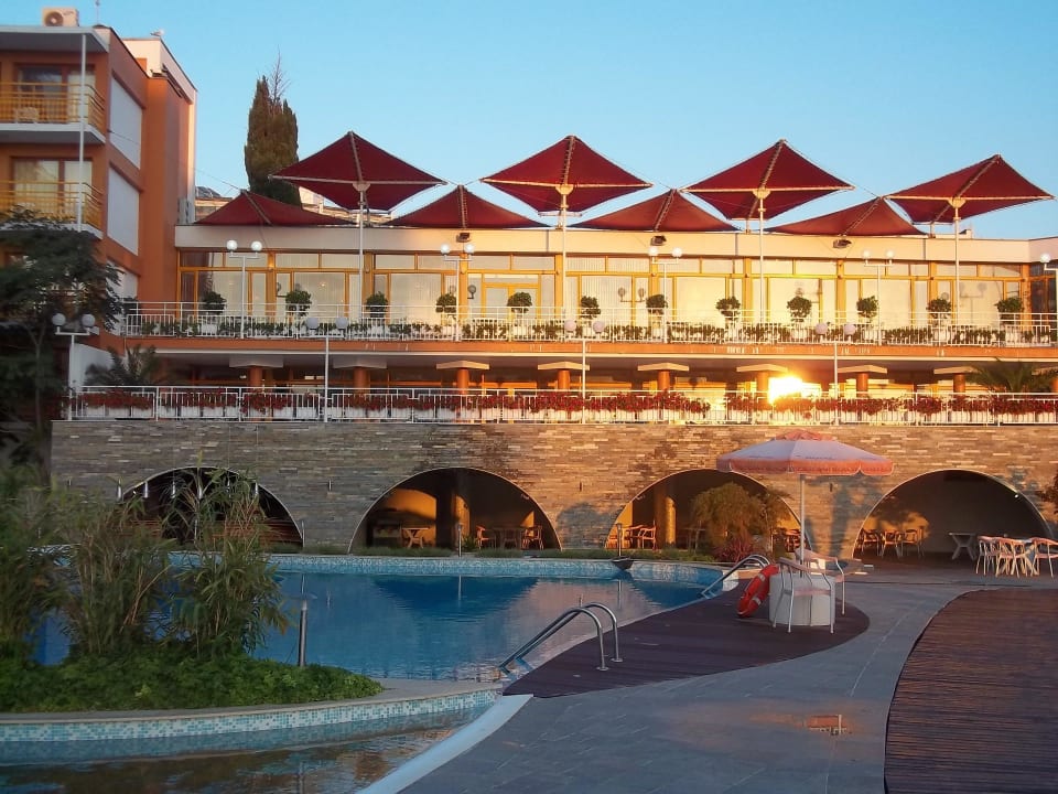 Pohled na bazén a jídelnu s barem Nessebar Beach Hotel