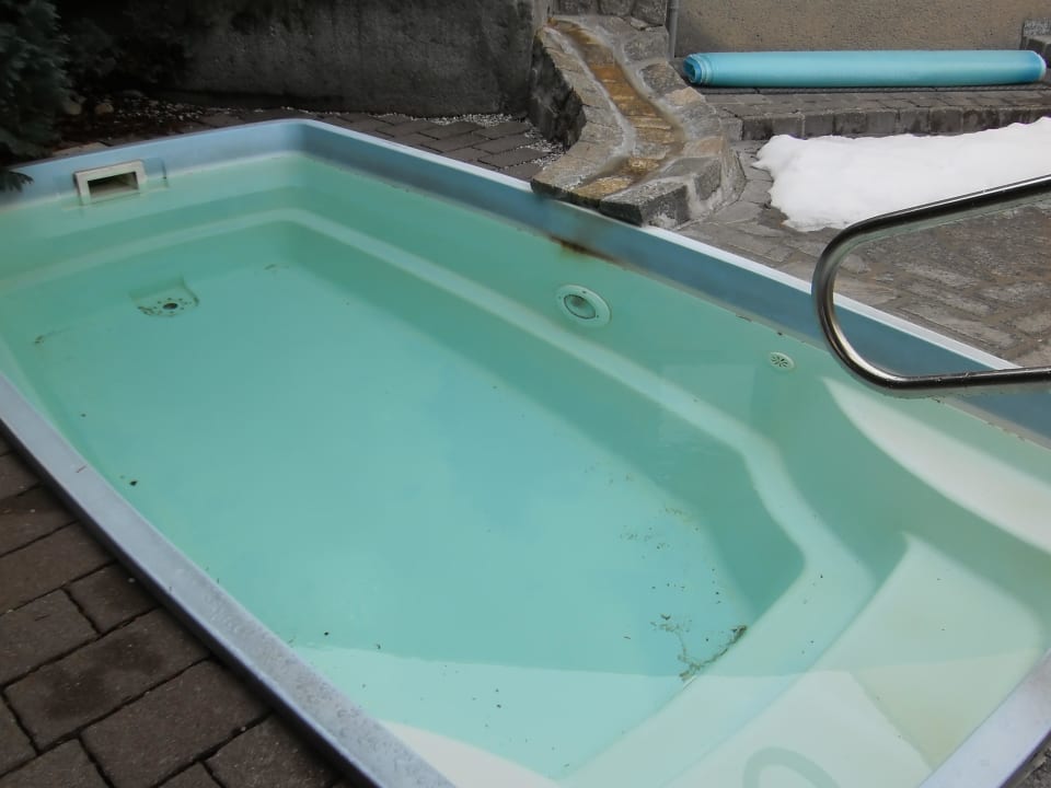 Verschmutzter Außenpool Hotel Almesberger
