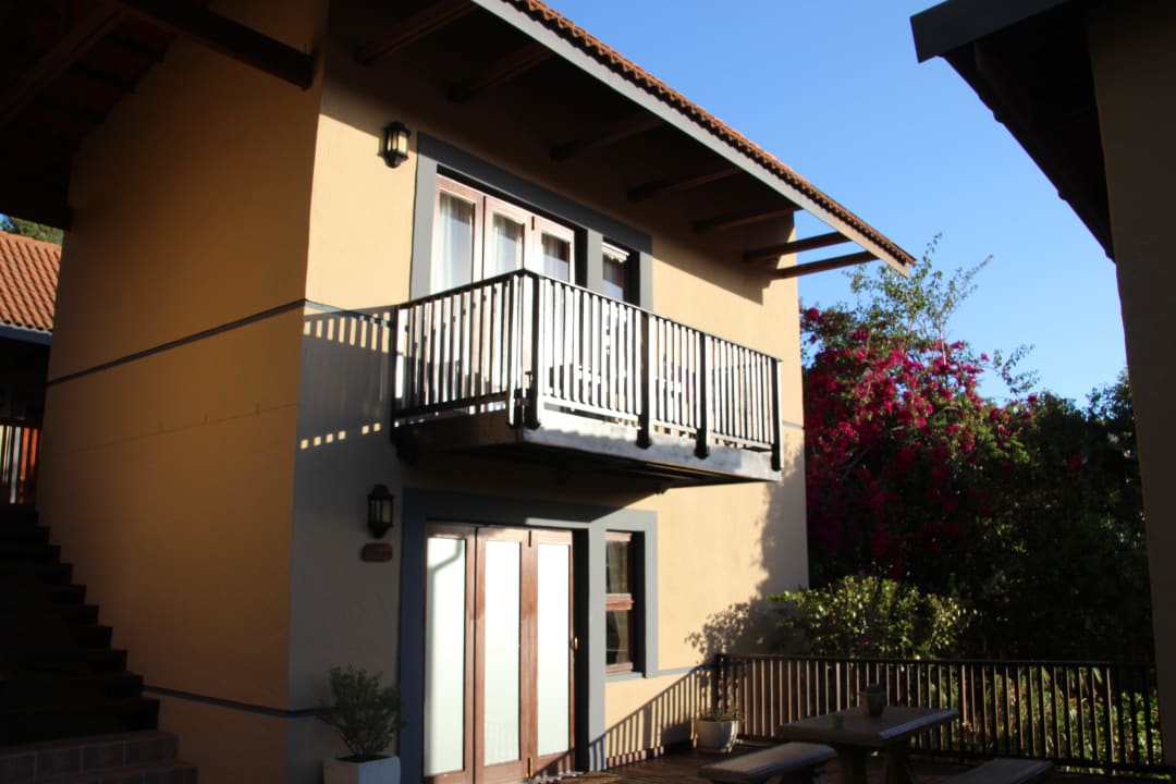 Blick vom Pool auf das Zimmer mit Balkon Hotel Crawfords on Beacon Isle