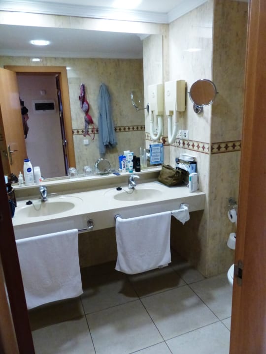 Bad mit Doppelwaschtisch und guter Ausstattung  Gloria Palace San Agustin Thalasso & Hotel