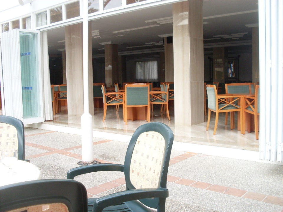 Tische und Stühle zum Sitzen an der Bar Millor Sol