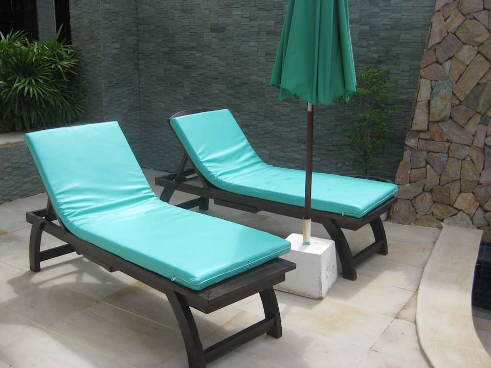 Liegen vor der Poolvilla Panviman Resort Koh Phangan