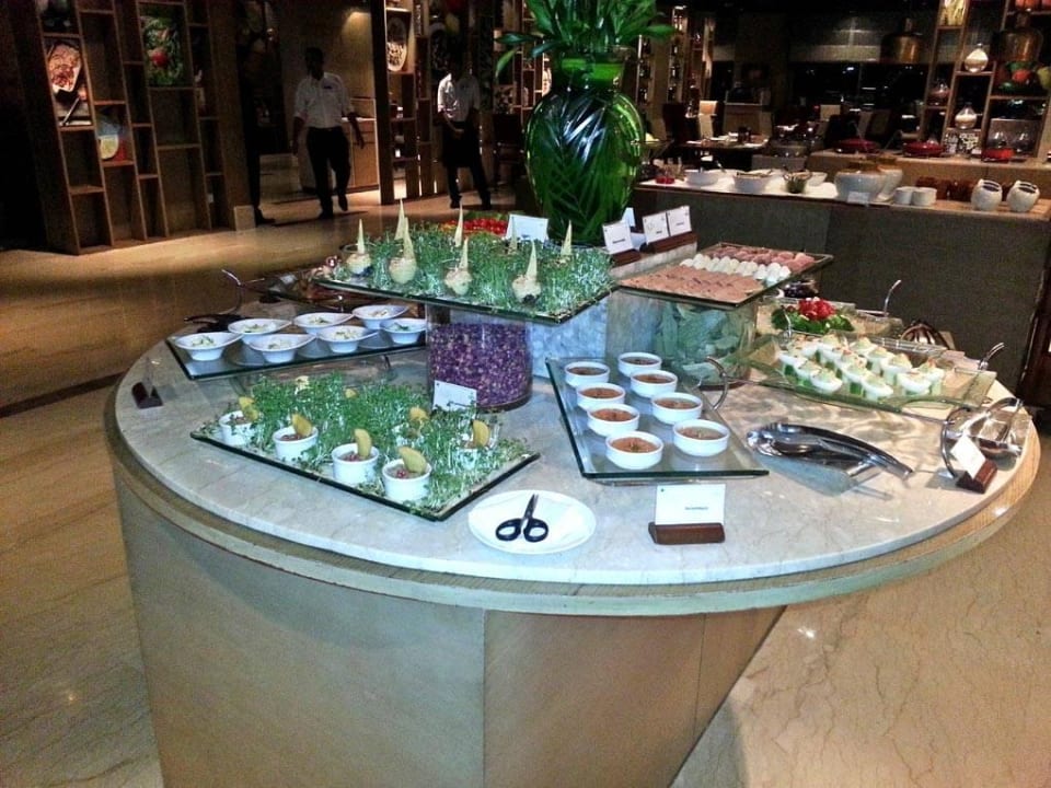 Dinner im Cafe Knosh The Leela Ambience Convention Hotel Delhi