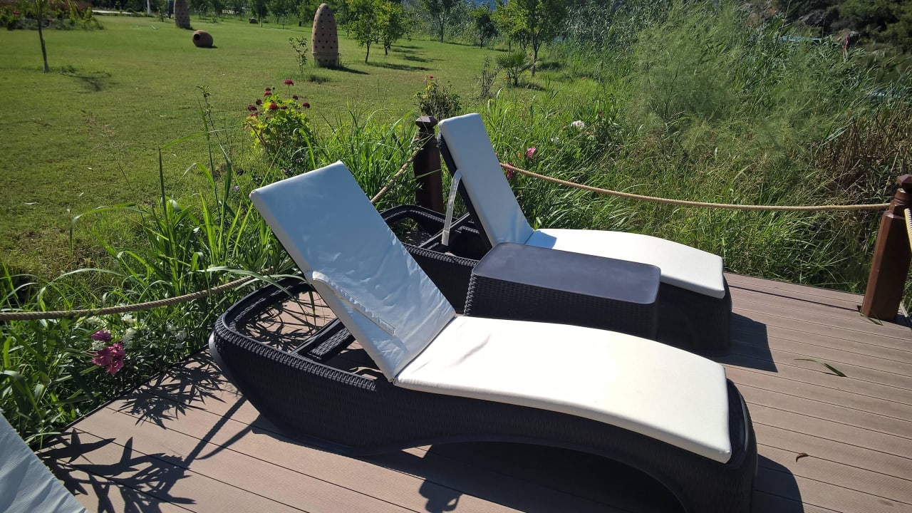 Überall stehen Liegen Dalyan Resort