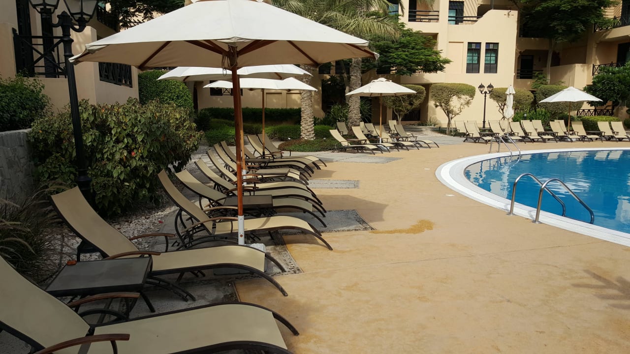 Grosser Pool und Liegebereich Novotel Bahrain Al Dana Resort