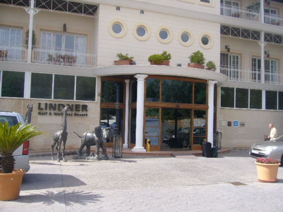Vor dem Hoteleingang Lindner Hotel Mallorca Portals Nous, part of JdV by Hyatt