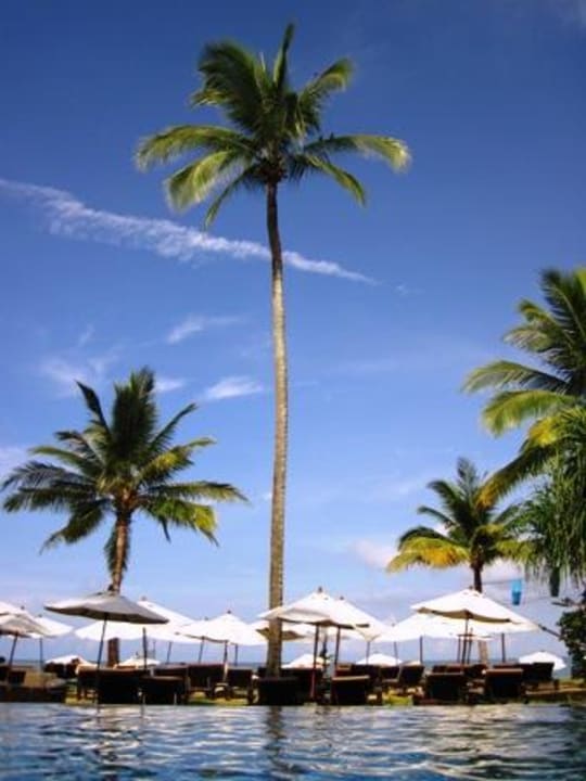 Pool mit Blick Richtung Meer Ramada Resort by Wyndham Khao Lak