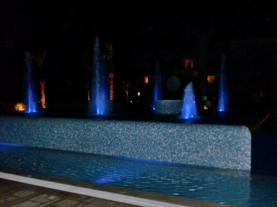 Pool mit Wasseliegen auf der anderen Seite JAZ Aquamarine Resort