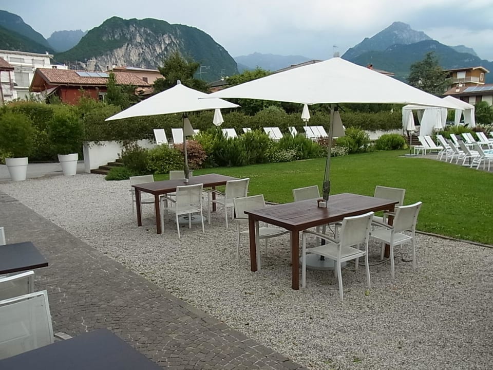 Essbereich draußen, Blick in den Garten Luise