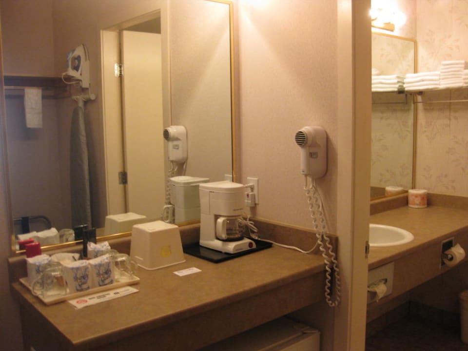 Kaffemaschine/Kühlschrank vor dem Eingang zum Bad Best Western Tin Wis Tofino Hotel Resort on Vancouver Island