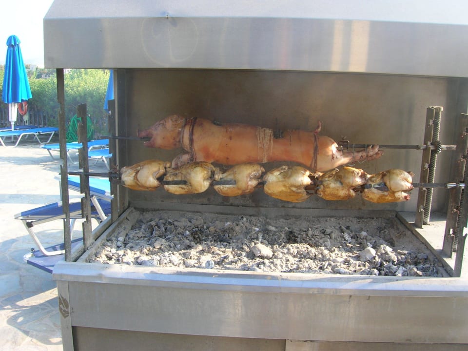 Prosiak z grilla i kurczaki - niedzielny obiad. Grecotel Casa Paradiso