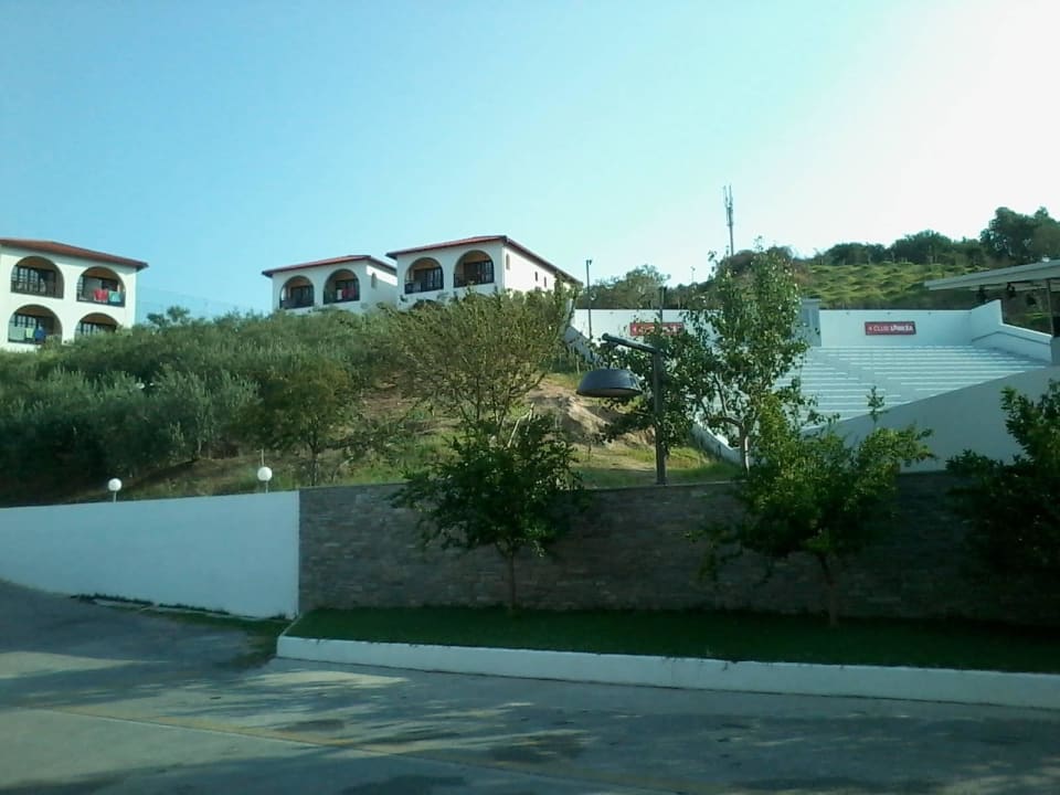 Blick zu einigen Häusern Akrathos Beach Hotel