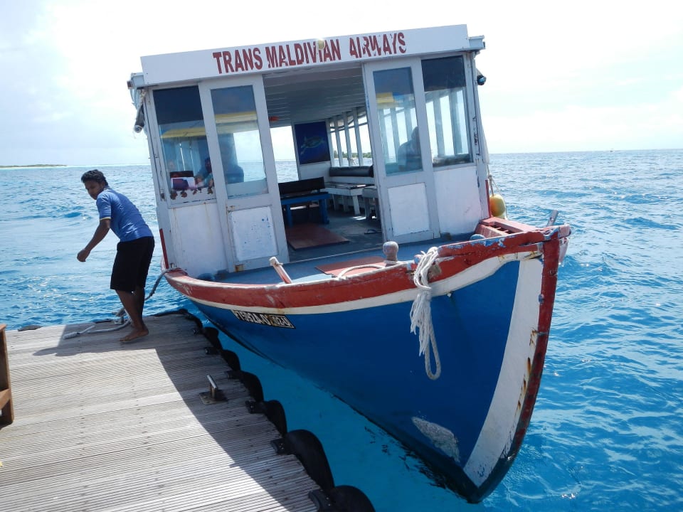 Transferboot vom Wasserfliegersteg aus Kuramathi Maldives