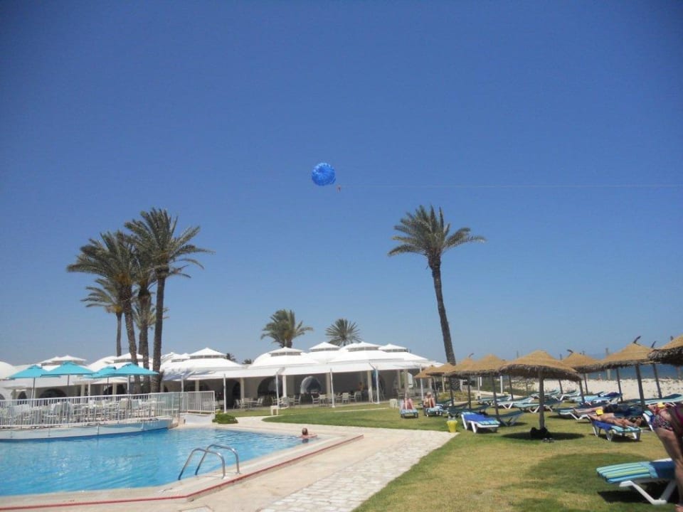 Auch Parasailing gab es am Strand Monarque Club Rivage