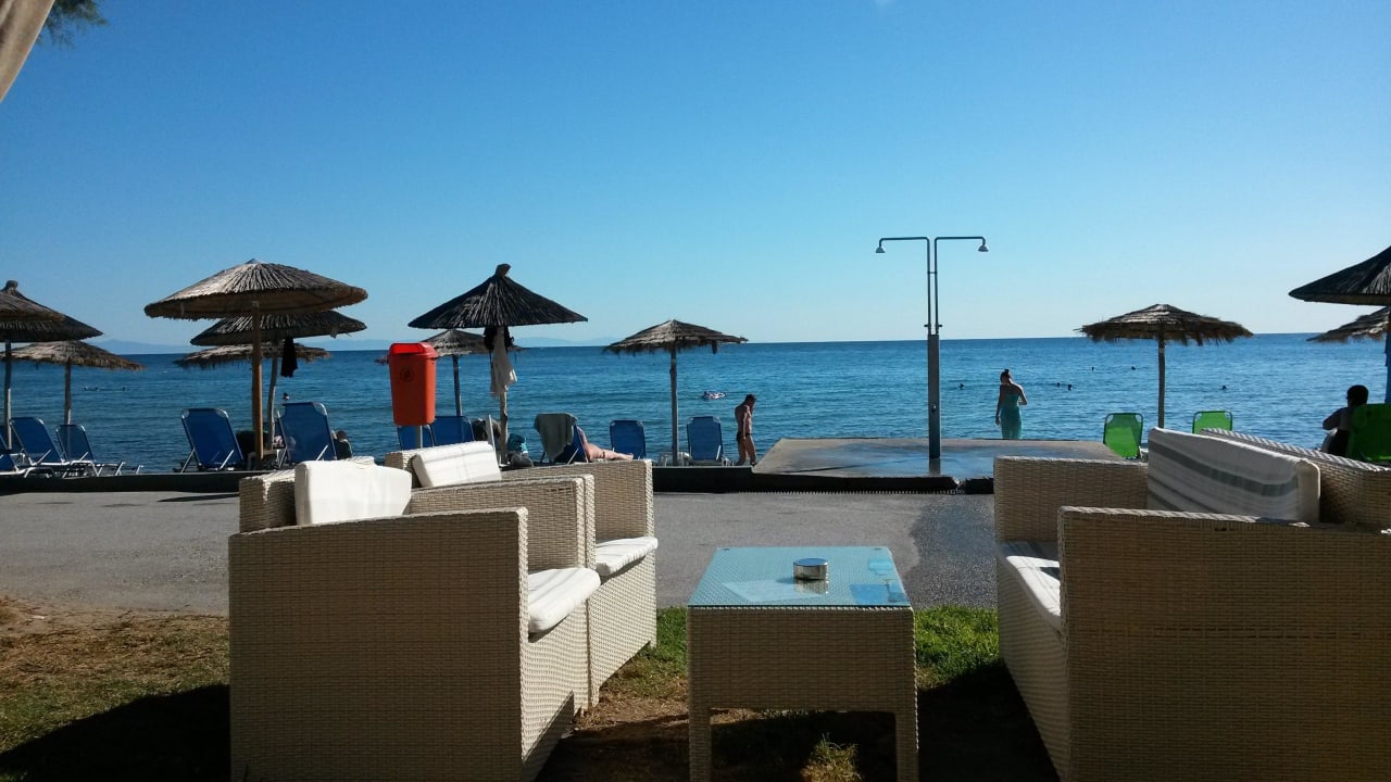 Gemütlich am Strand sitzen alltoura Club Hotel Poseidon Palace