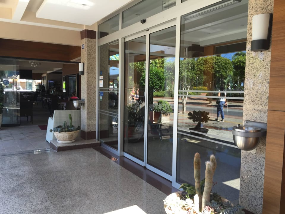 Eingang Riviera Hotel & Spa