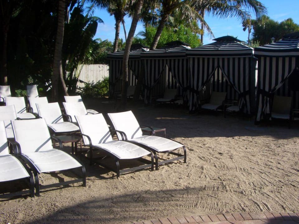 Liegen im Poolbereich Hotel The National