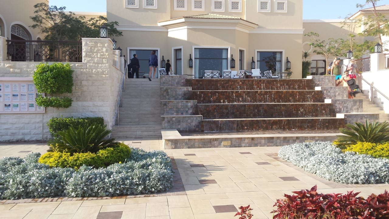 Widok z lobby JAZ Aquamarine Resort