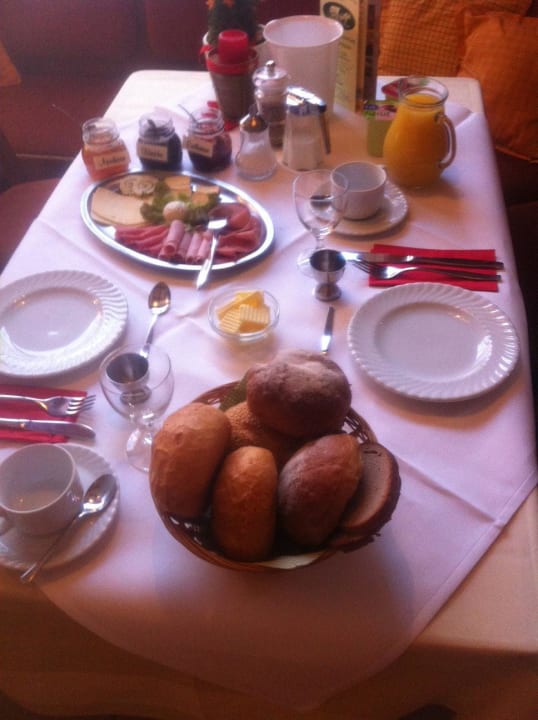 Sehr nett gedeckter Frühstückstisch Hotel Geschermann