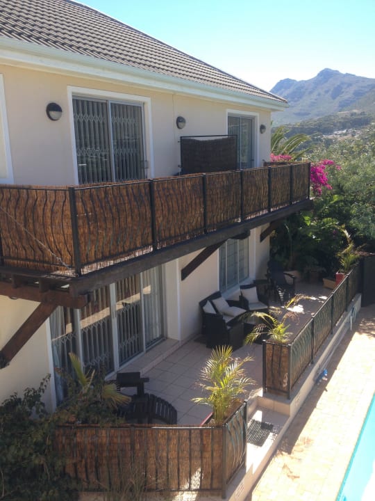 Balkone der Zimmer mit Meerblick Amakhaya Lodge