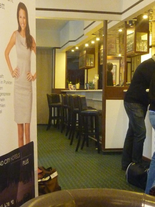 Rechts die Rezeption. Im Hintergrund die Bar... Good Morning Gelsenkirchen City