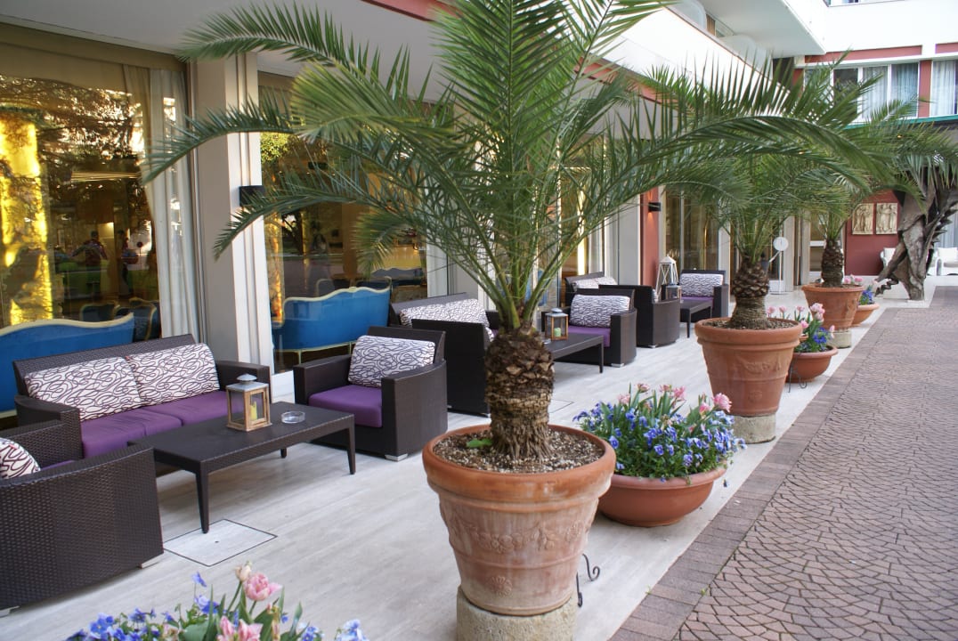 Sitzgruppe neben dem Eingang Hotel Terme Mioni Pezzato