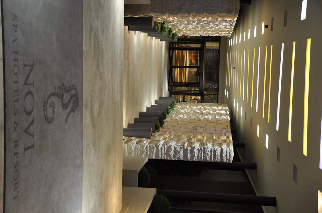 Eingang bei Nacht Wyndham Grand Novi Vinodolski Resort - The View & Family Apartments