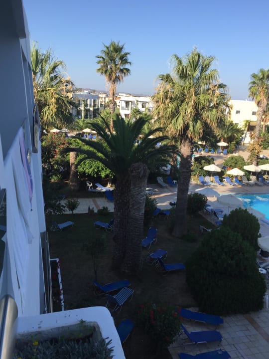 Blick in den Garten vom Balkon aus Hotel Tigaki Beach