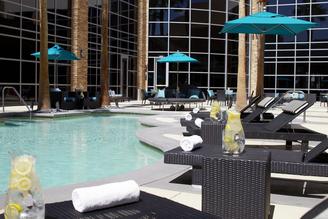Outdoor Pool Hotel Renaissance by Marriott Las Vegas