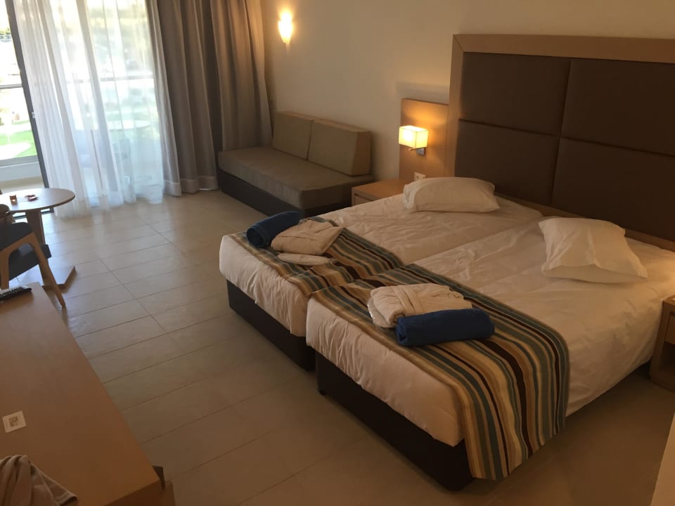 Zimmer  Asterias Beach Resort